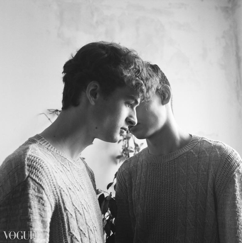 Portrait argentique de deux hommes en noir et blanc à Paris retenue par la Photo Vogue Italia