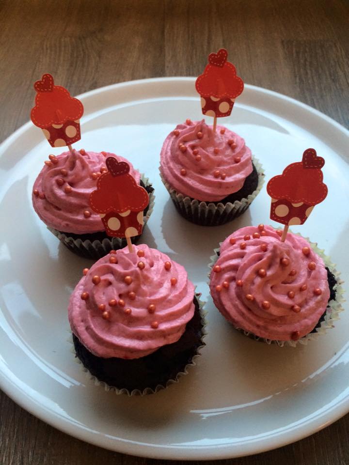 Schokoladen Muffins mit einem Himbeerfrischkäse Topping