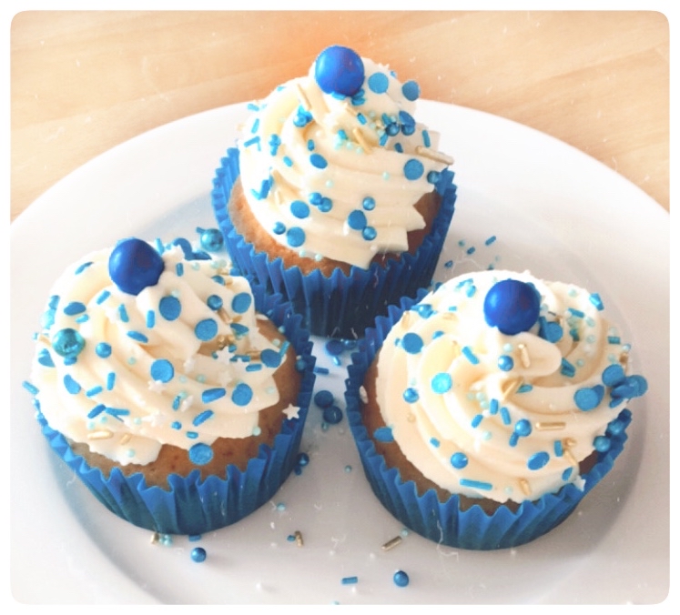 Marzipan Cup Cakes mit Mascarpone weiße Schokolade Frosting