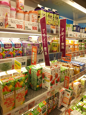 おそらくカッターorハサミでカットされているPOP。わかりにくですが、周囲が歪んでいて、角もカクカク。