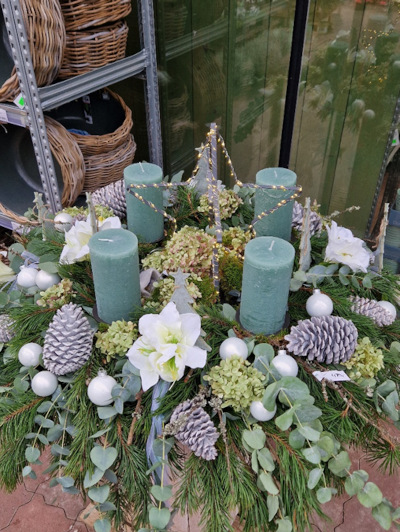 Adventsgesteck mit grünen Kerzen