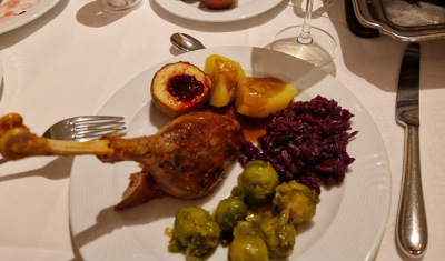 tellergericht: Gänsekeule, Rot- und Rosenkohl, Knödel