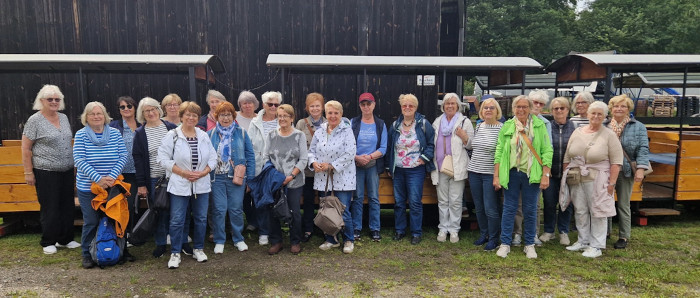 Gruppenbild: LandFrauen vor dem Lorenwagen im Himmelmoor