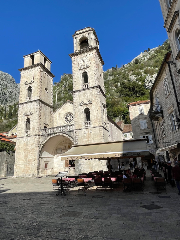 On passe devant l’église …