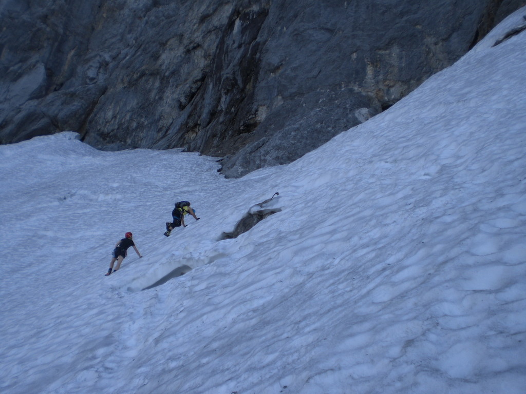Gefrorene Eisfelder direkt unter des Klettersteiges