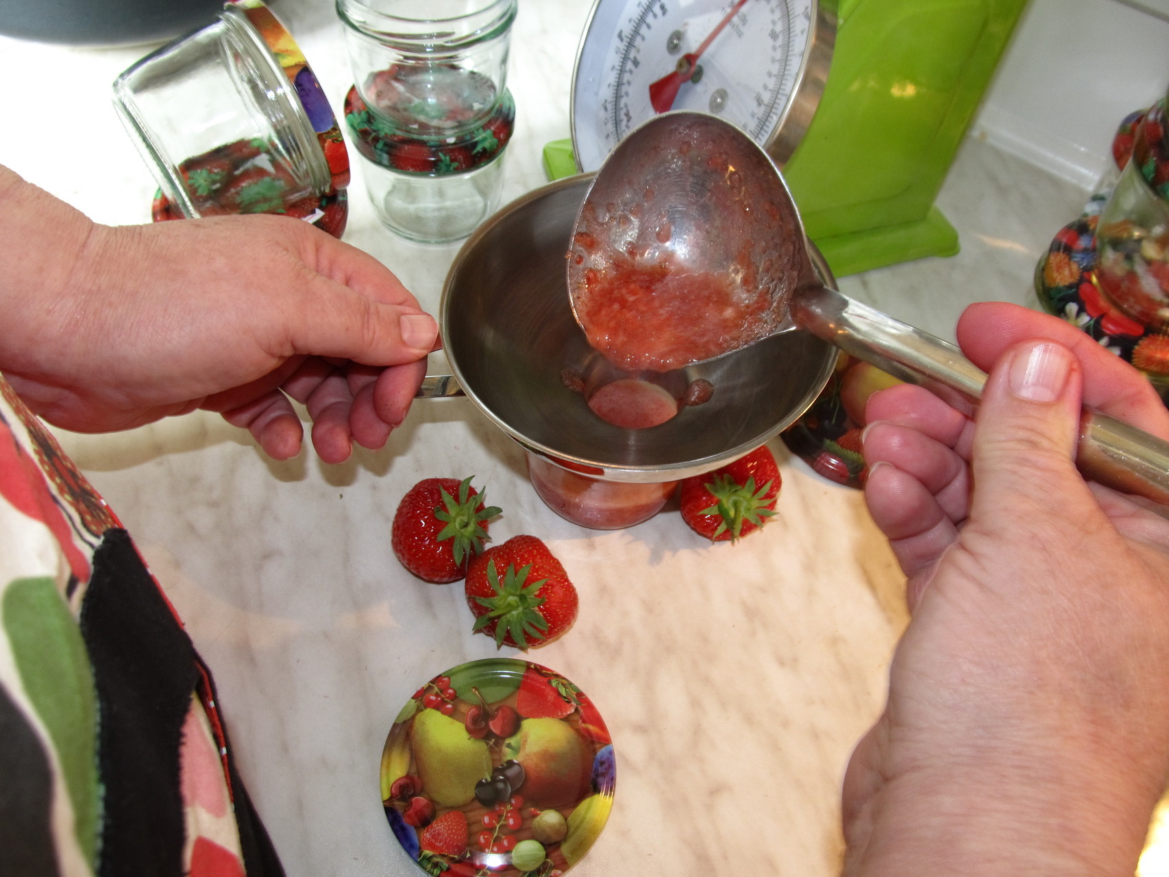 Abfüllung von Hand. Jedes Glas mit Liebe hergestellt