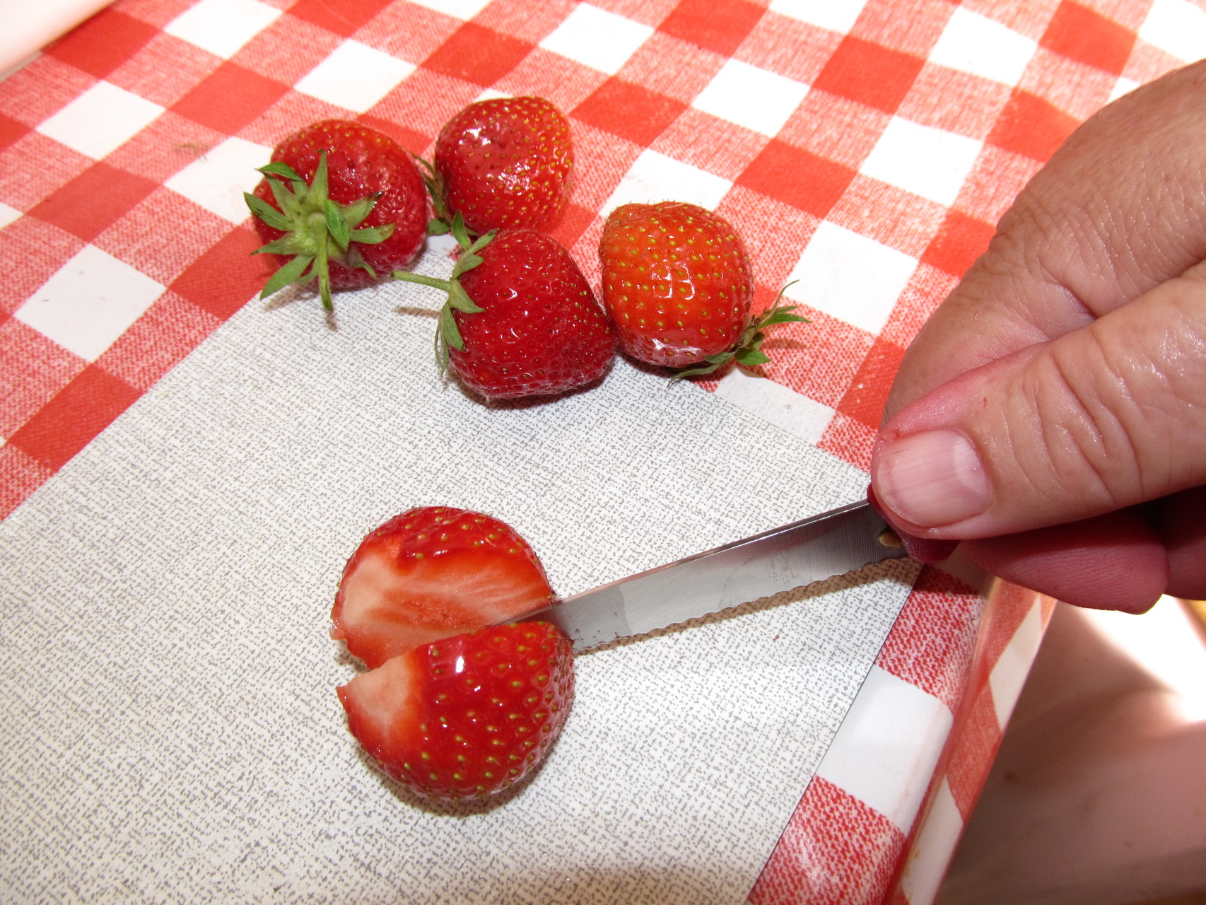 Jede Frucht wird noch von Hand verarbeitet!