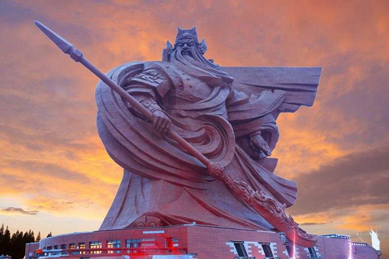 Guan Yu, célèbre général chinois divinisé plusieurs siècles après sa mort sous le nom de Guandi, un des dieux les plus populaires de la religion chinoise.