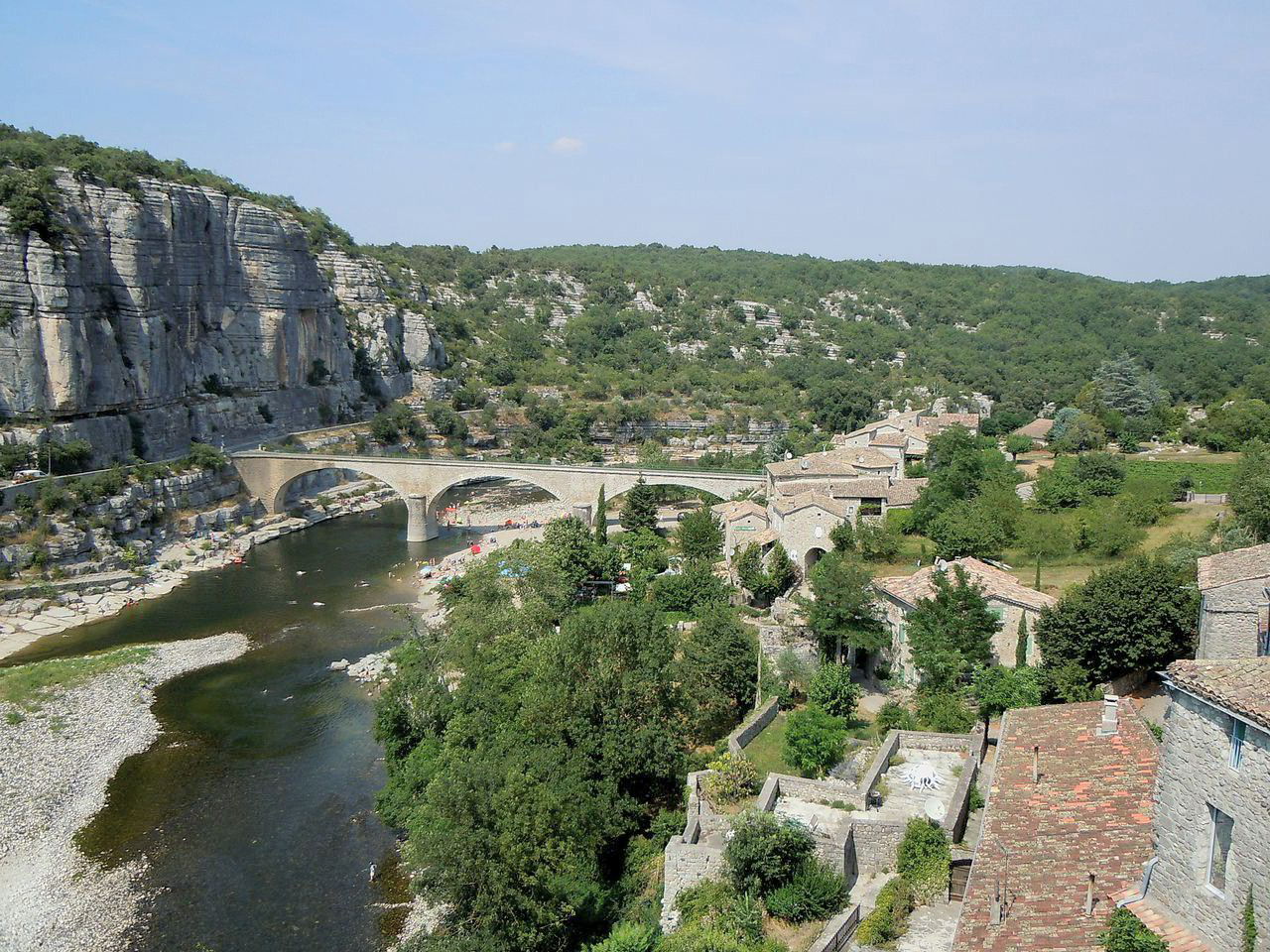 Le pont de Balazuc et la rivière 