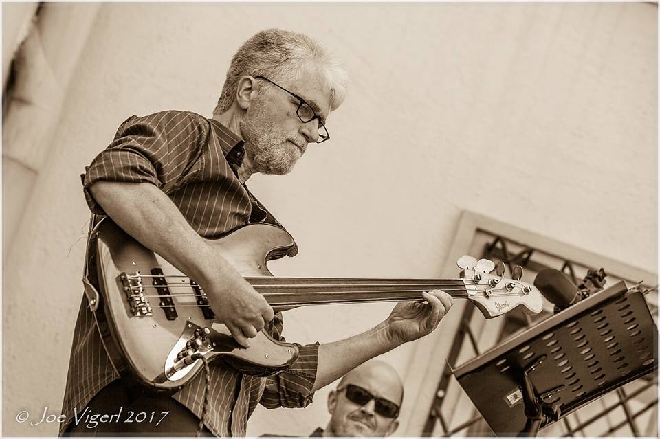 Wolfgang Doležal (e-bass)