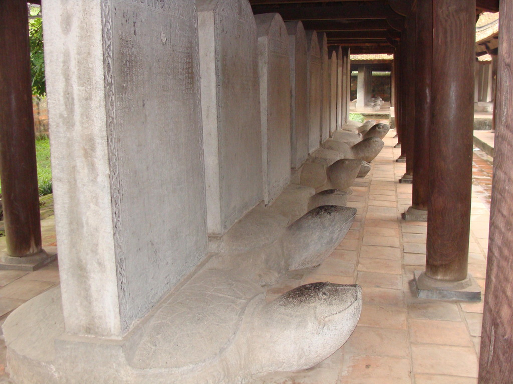 Tortues avec stèle au Temple de la Littérature