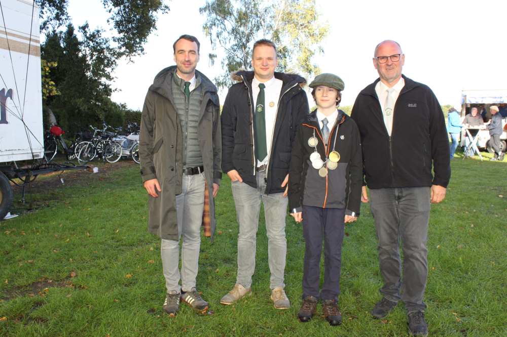 v.l.n.r. Oberst Philipp Bock, Knubbenkönig Dennis Elfering, Kinderkönig Tristan Steidinger, 1. Vorsitzender Johannes Kemper