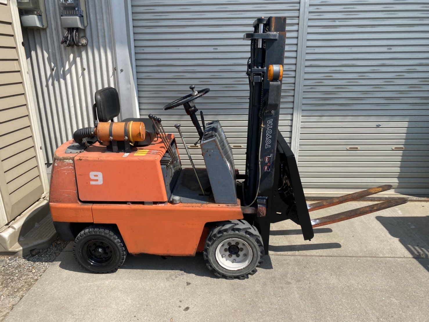 フォークリフト トヨタ ディーゼル2.5t ヒンジ使用時間600時間以下！