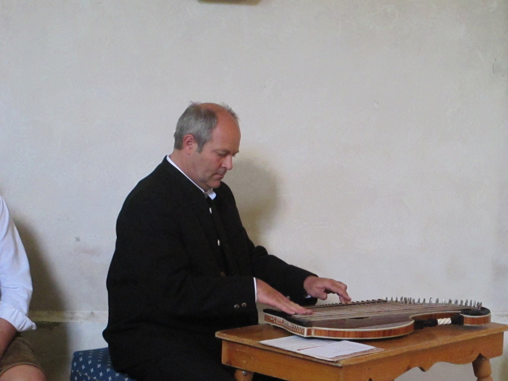 Max Klein umrahmt mit der Zither die kleine Feierstunde