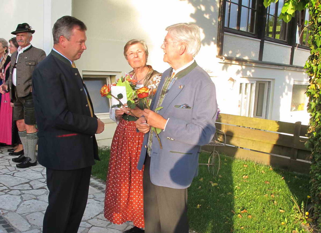 Landrat Jakob Kreidl freut sich mit den Jubilaren