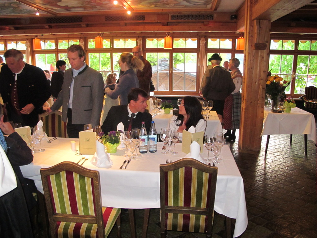 Platznehmen im "Schlierseer Hof"
