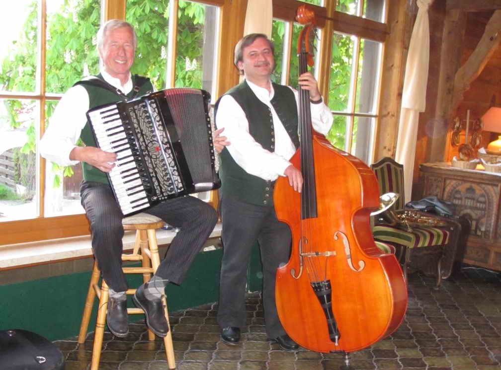 Heinz Lobinger und Peter Herrnberger sorgen für gelöste Stimmung