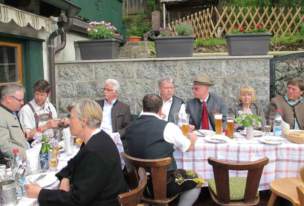 "Kögl-Frühschoppen-Präsident" Horst Knies (Mitte) im Kreis der Getreuen
