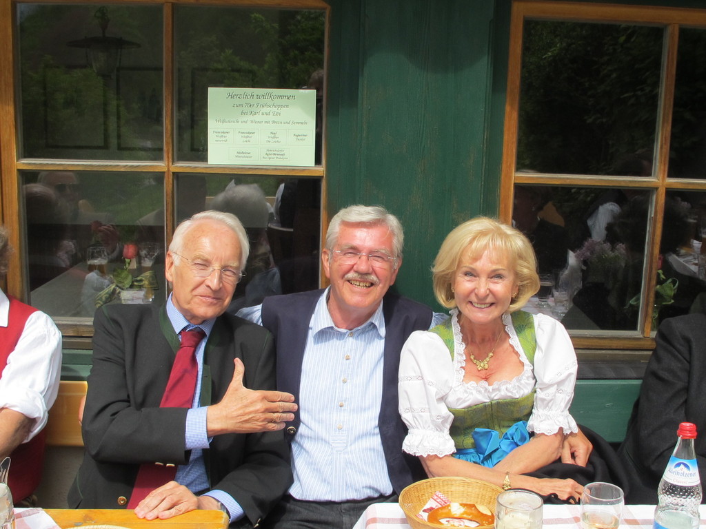 Der Jubilar mit Edmund und Karin Stoiber