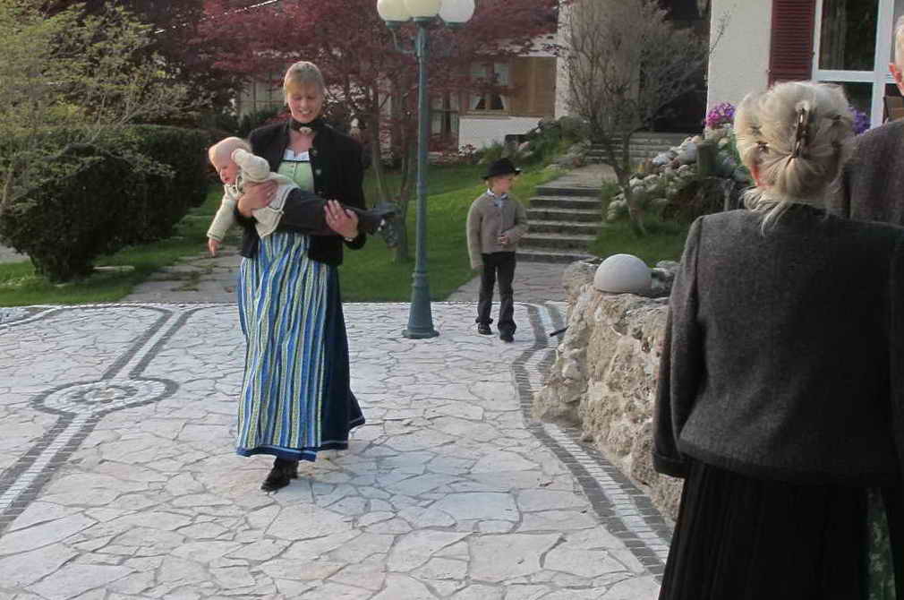 Pius, der jüngste der sechs Enkelkinder mit Mama Regina und seinem Bruder Hannes
