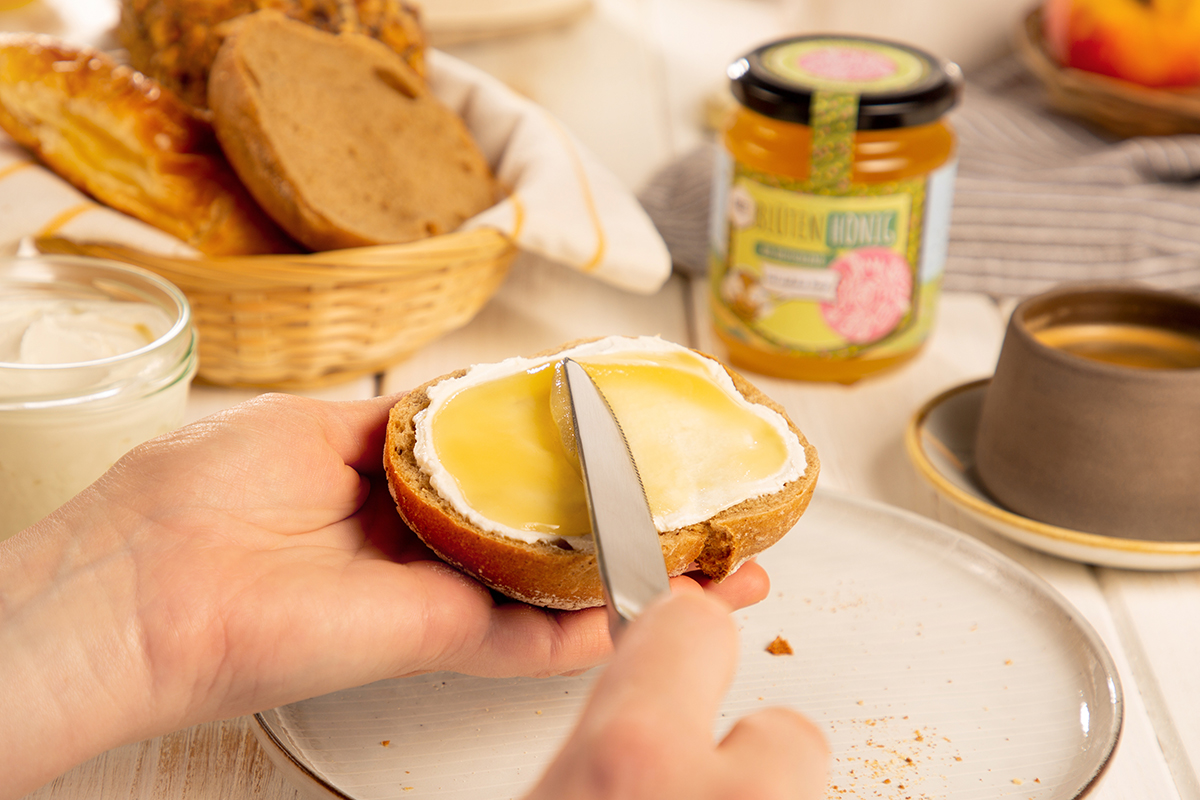 Echt ehrlicher Blütenhonig aus Deutschland, auch auf Frischkäse ein Genuss!