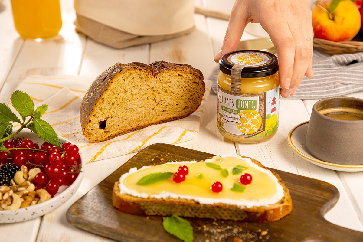 Echt ehrlicher Rapshonig, das perfekte Honigbrot 