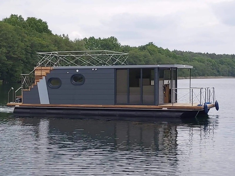 hausboot mit Liegeplatz an der Müritz