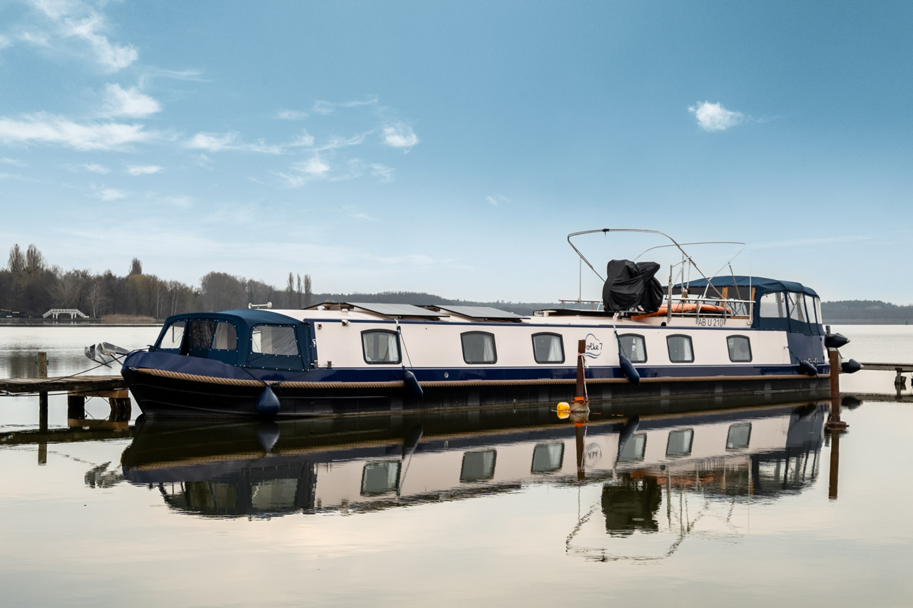 Binnenyacht als schwimmende Ferienwohnung