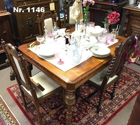 Tisch mit 4 Stühlen (neu bezogen) aus Eiche. - H: 87 B: 97 T: 130 - Preis: 1.680 €