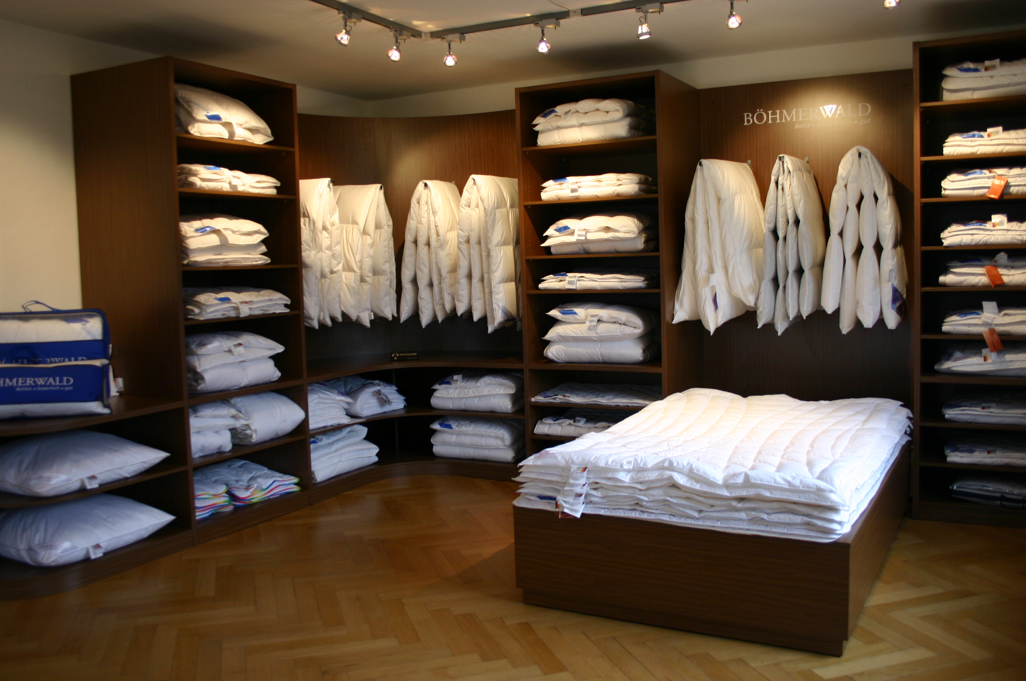Showroom - Böhmerwald GmbH - Federn, Bettfedern, Bettwaren ...