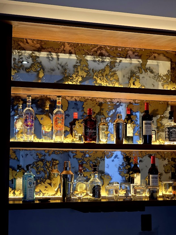 Espejo envejecido en contrabarra para cantina 