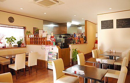 (写真) 店内は全席禁煙で20名様まで着席できます。   お席のご予約も承っております。