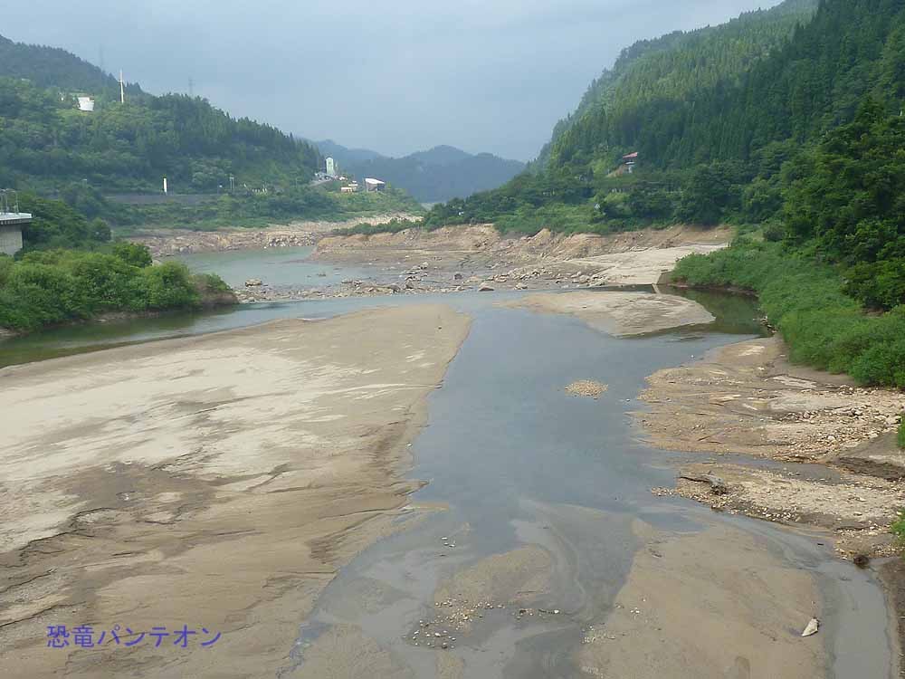 手取川、桑島大橋より下流。水位はかなり下がっています。