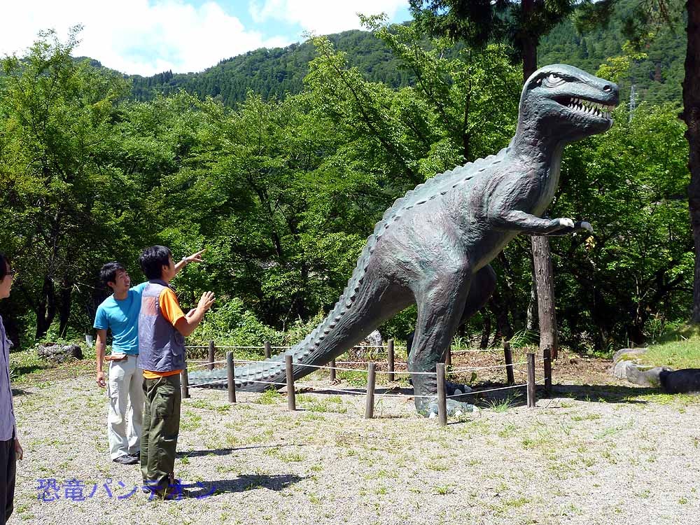 こちらの恐竜は英の博物館にあるメガロサウルスを拡大してカガリュウとして復元したのだそうです。