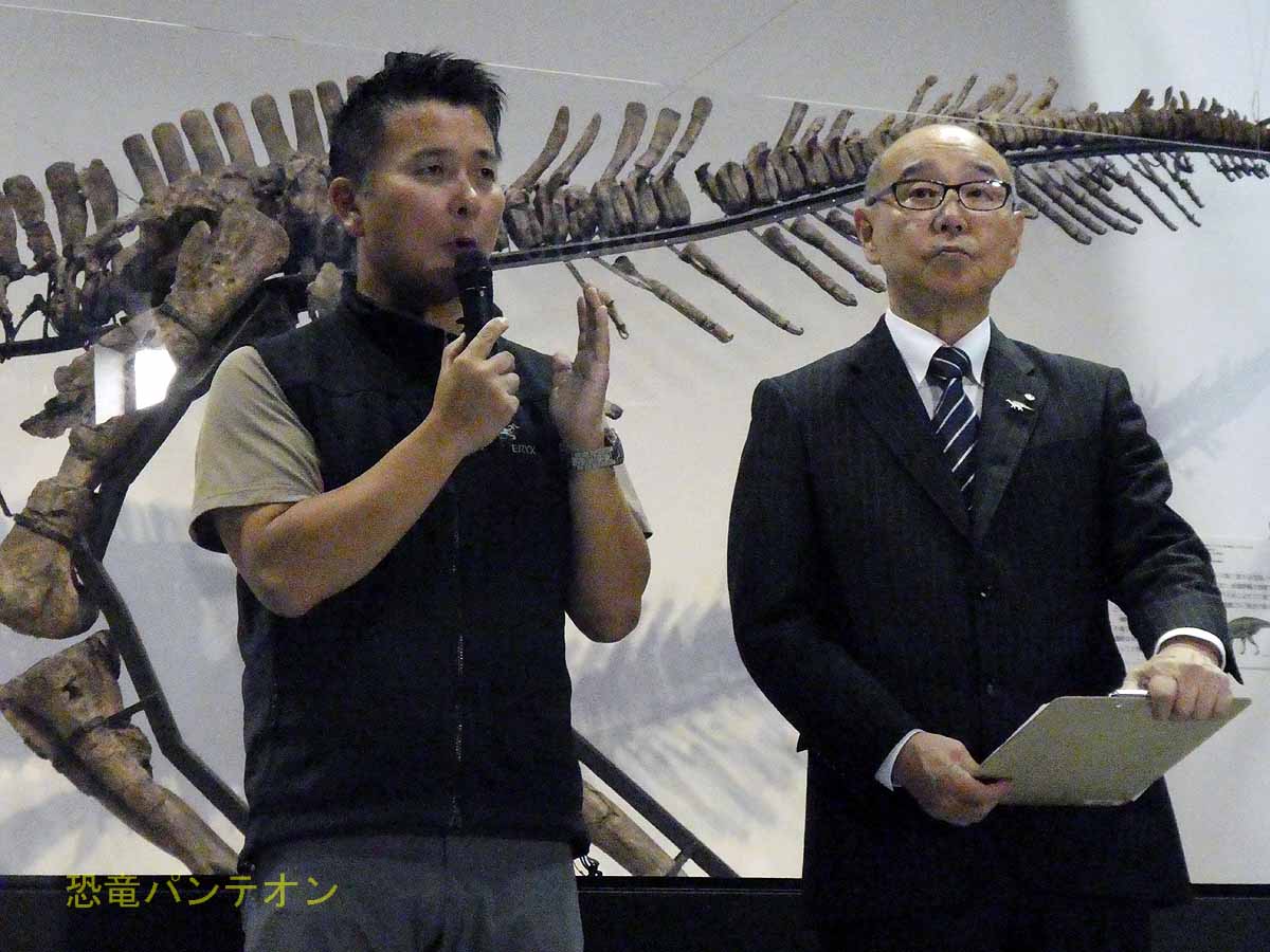 小林教授・竹中町長とカムイサウルス
