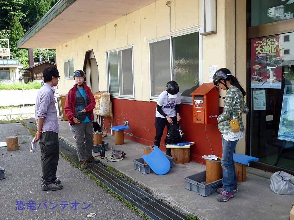 午後、ほとんどの人は野外調査へ