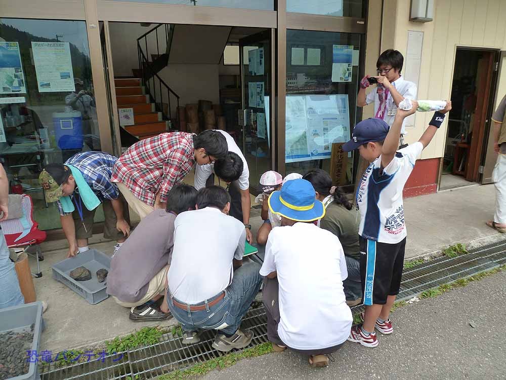 調査隊に今日の成果を説明。