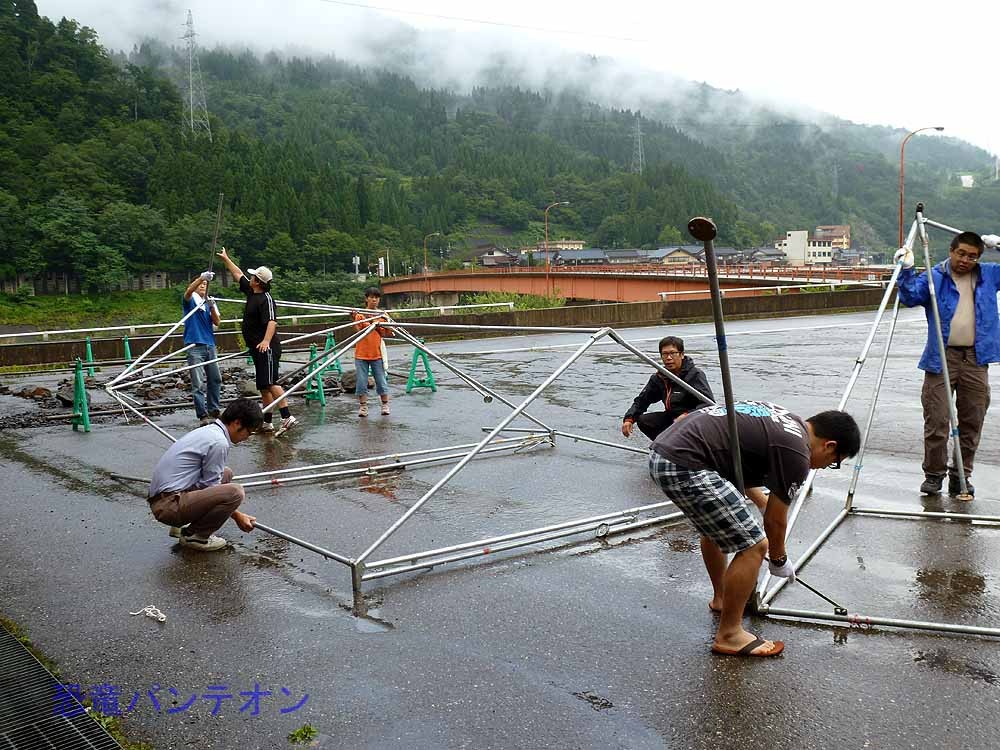 雨上がりの地面に骨組を並べ、組み合わせます。