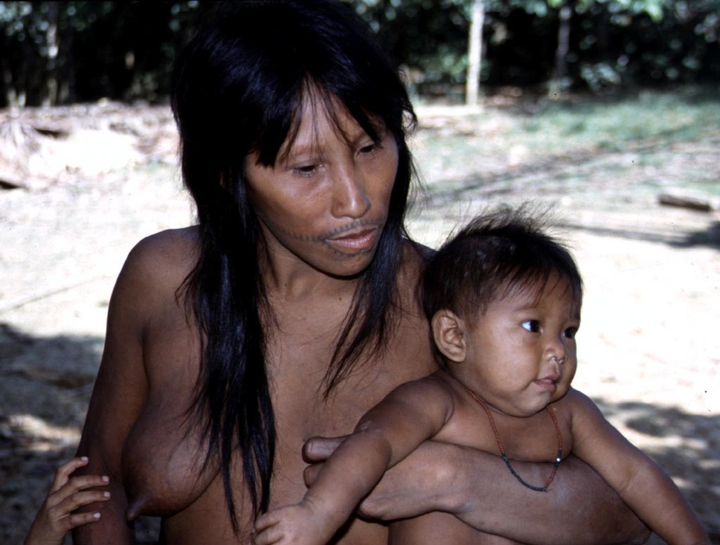 In diesem Mayoruna-Dorf grassierte 1995 die Malaria, bei unserem letzten Besuch im Jahr 1999 fanden wir nur mehr 4 von 16 der älteren Indios mit Gesichtstätowierung.