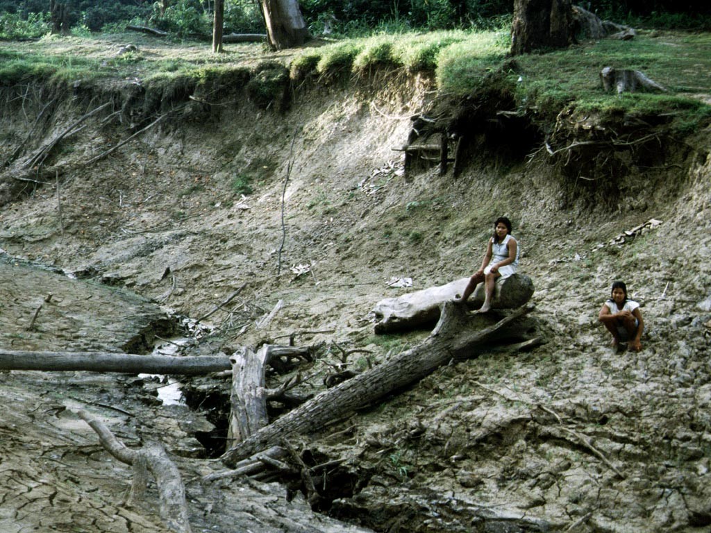 Zwei Kilometer Fußmarsch an diesem ausgetrockneten Fluss entlang sind es bis zu unserem Fischfanggebiet.