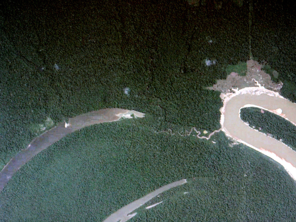 Der Fischfangplatz befindet sich oberhalb der Restwasserschleife links oben im Waldgebiet. Aus höheren Lagen kommt das Wasser in kleinen Bächen zur Restwasserschleife herunter. Bei Niederwasser ist die Zufahrt vom Hauptfluss ausgetrocknet.