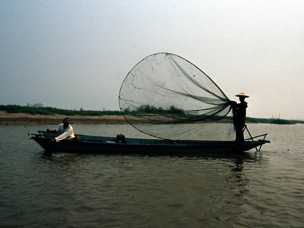 Die Fischer fangen mit diesen Netzen kleine Fische als Futtertiere für große Raubfische, die sie in ihren Dörfern in schwimmenden Holzkästen mästen und lebend verkaufen.