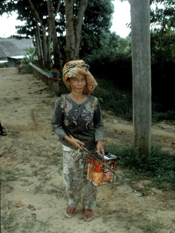 Diese Dayak-Frau kommt von der Gummibaumplantage mit Latexmilch zurück.