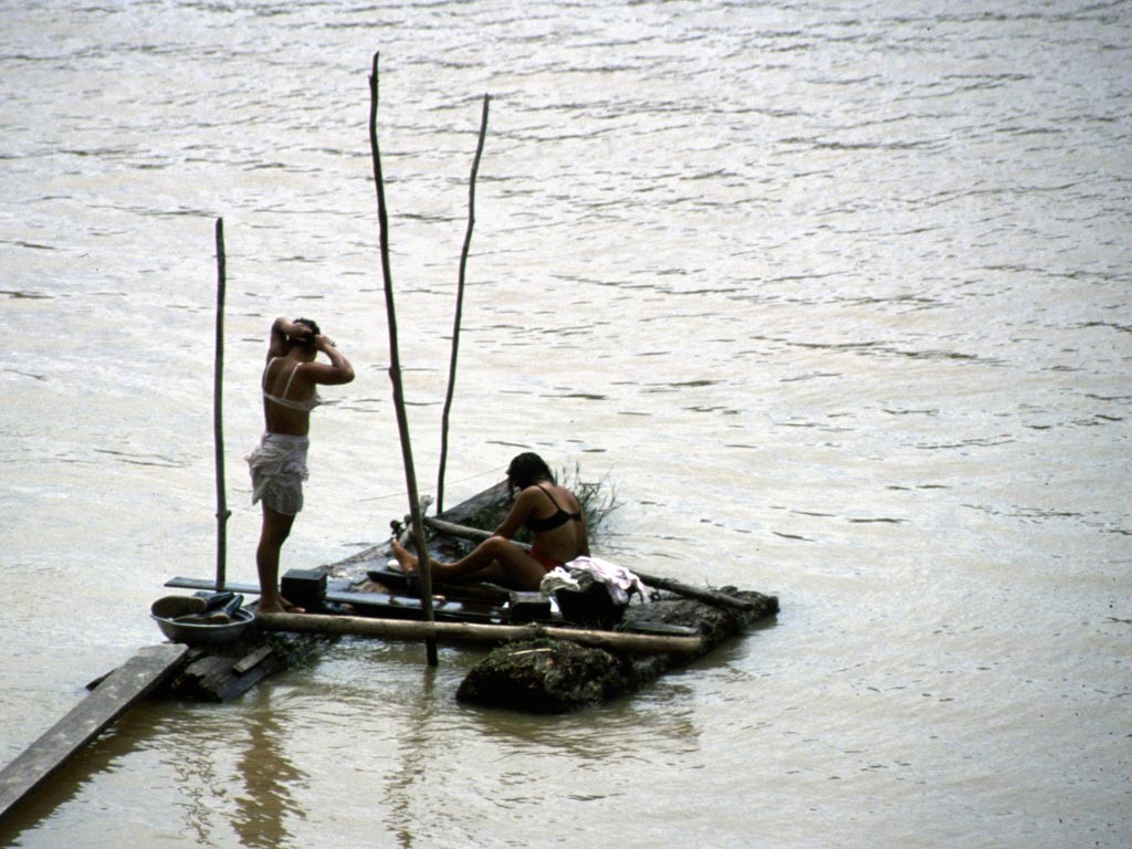 Am Fluss wird das Geschirr und die Wäsche gewaschen und wie hier gebadet.