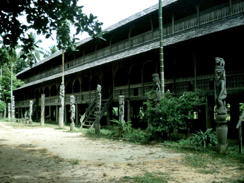 Langhaus im Dayakdorf Mancong am Ohong-Fluss.