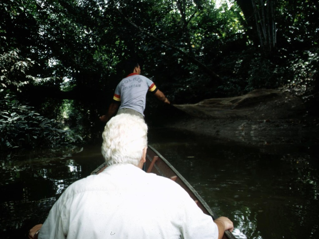 Am Oberlauf des Mahakam in Rukun Damai fuhr ein Dayak-Junge mit uns in einen Seitenarm zum Fischen. Mit einem Wurfnetz suchten wir den Bachlauf ab.