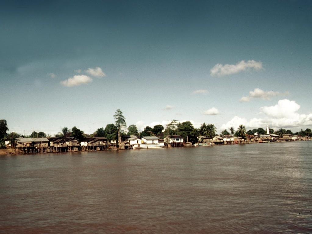 Die Häuser sind alle am Fluss gebaut und dadurch sind die Dörfer oft mehrere Kilometer lang, daher kommen die Ortsnamen wie Longiram oder Long Hubung zustande.