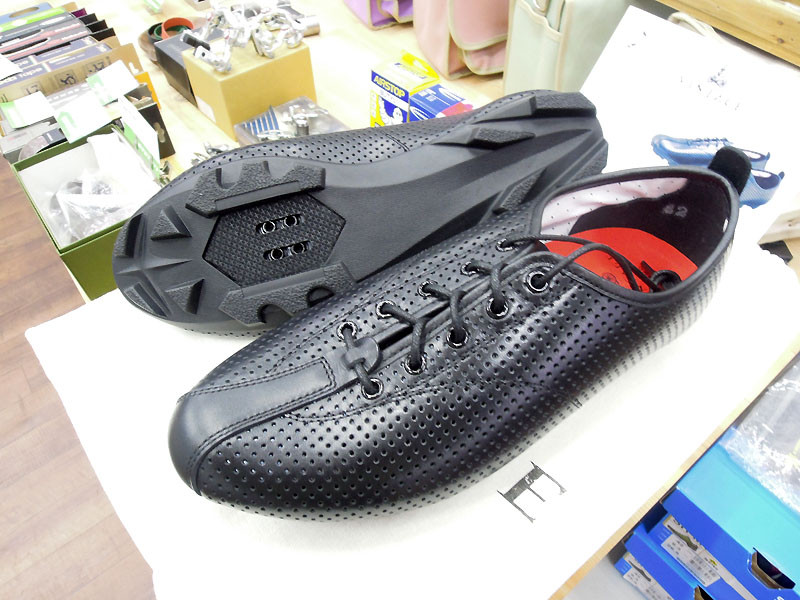 ハンドメイドのツーリングシューズ - 自転車ツーリング専門店