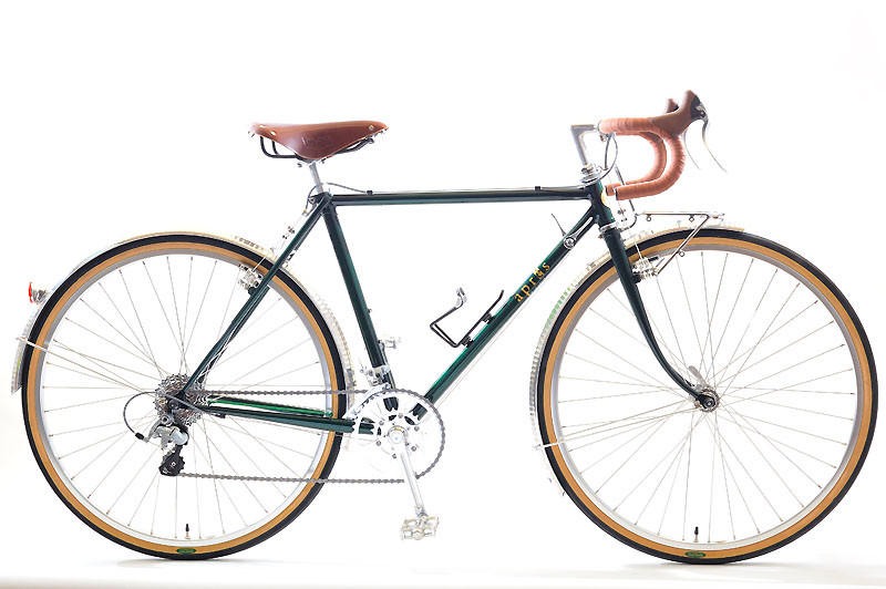 Oさんのツーリング車　:コンセプトは「71歳からの10年を楽しく旅するための自転車」。 １対１をきるゆったりとしたギア比、ポジションの変化も想定したハンドル＆サドルまわりの部品構成が特徴です。色はフォレストグリーン。