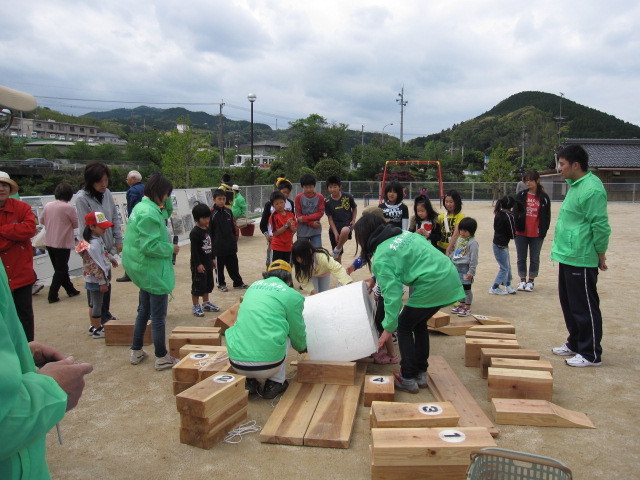 子供たちにアーチ型の石橋木製キットで作ってもらうワークッショップ。